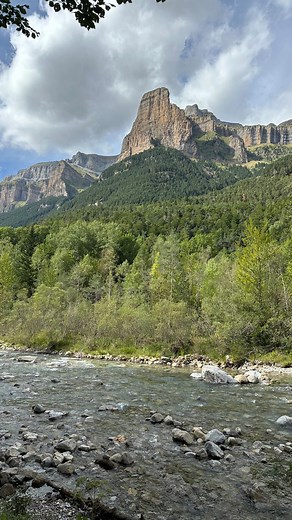 Hoy hemos retomado la rutina de los paseos de la tarde, y qué mejor manera de empezar que subiendo a Ordesa en autobús y regresando a Torla por el mágico sendero de Turieto Bajo, entre cascadas y con el Tozal del Mayo como compañero de camino | Torla-Ordesa