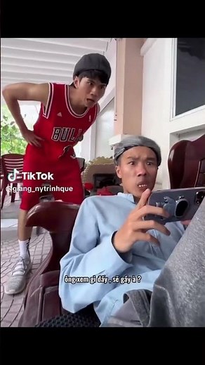 Kìa con bướm vàng khè