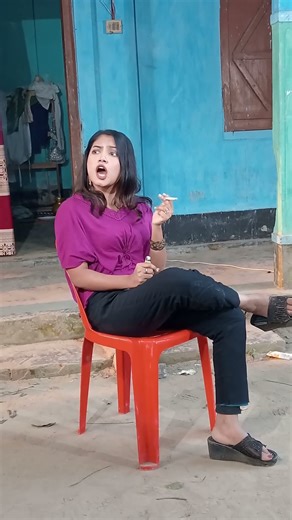 দেখুন মেয়েরা কিভাবে সিগারেট খাই #shorts#smoking #girl