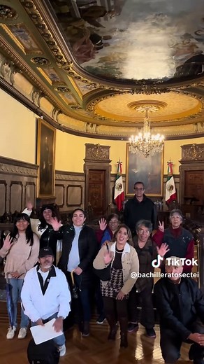Asistimos al Museo Salón de Cabildos el cual se encuentra dentro del Antiguo Palacio del Ayuntamiento. Conocimos la historia de los virreyes de la Nueva España y tuvimos acceso al facsímil del Códice Boturini, documento histórico que registra el origen de los aztecas. Agradecemos al historiador Fernando Navarrete y al Antiguo Palacio del Ayuntamiento por abrirle las puertas a los estudiantes del Bachillerato en Línea SECTEI. Si tú quieres formar parte de próximas visitas te invitamos a registrar