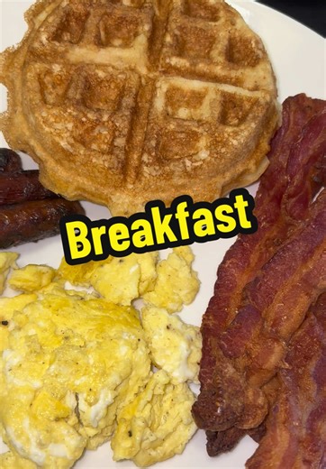 It’s breakfast time 🍳🥞. What are you having? #best_eva_ #breakfastideas #desayunos #waffles #bacon