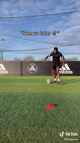 The most simplest skills are perfected by pros . ✅🔥#football #soccer #footballtiktok #soccertiktok #foryoupage #fyp #jmsaucy