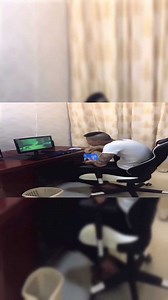 哥们一个人看鬼片，突然出现一个恐怖的画面，把他吓得电脑都砸了