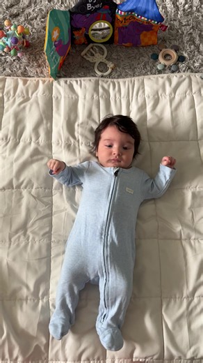 Bebê grande brincando no tapetinho – momento fofo com a mamãe