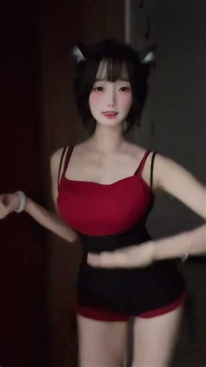 Gaga Yao's Groovy Slow Shake & Light Leap Move