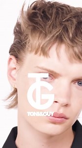 El Mod Cut es la encarnación de un corte retro inspirado con un giro moderno. Esta tendencia revivida, al estilo mullet-esque es sinónimo de finales de los 90 🎸 Hemos reimaginado este icónico corte de cabello y le hemos dado un renacimiento contemporáneo, con sutiles movimientos hacia la parte inferior del escote, convirtiéndolo en la elección correcta para aquellos que buscan un estilo de moda. Mod Cut, tendencia por @toniandguynorthaudley | Collection Estilismo