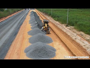 ចាក់ថ្មមិចធ្វើផ្លូវ Great Processing Dump Truck Unloading With Motor Grader Pushing Gravel New Road