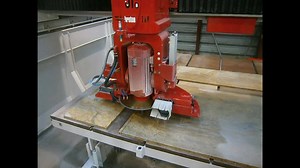 The bridge saw SMART-CUT S/NC 550 OPTIMA is the ideal CNC cutting centre for kitchen top producers: with interpolated axes, equipped with rotating head and fixed work bench, designed to perform multiple machining operations which would otherwise require several machines, such as: cutting of slabs, shaping and dishing out of small blocks, engraving of inscriptions, drilling, etc. using either the diamond disc or the drills. Equipped with a vacuum cup pick-and-place system, the machine handles the