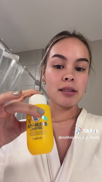 Duuuupe! Its called the Tree Hut Tropical Glow sparkling gel wash 🙌🏻