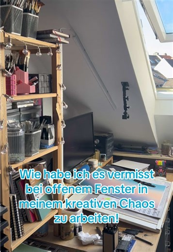 Über die Wintermonate hinweg vergisst man ja manche Sachen. Bei mir war es das Gefühl, wie es ist, in meinem Dachstudio bei offenem Fenster und Sonnenschein zu arbeiten. Die Vögel zwitschern, der Himmel ist blau, die Temperaturen mild. Dieses Jahr brauche ich allerdings echt dringend einen Rollo für das Fenster. Sonst hält man es in den warmen Monaten kaum mehr aus... Naja – alles hat so seine Vor- und Nachteile! #atelier #malen #zeichnen #kreativität #frühling