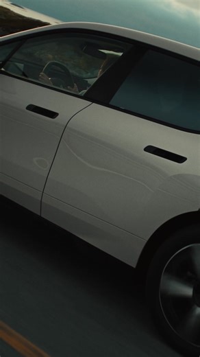 Experience high tech in high style in the spacious BMW iX. | BMW USA