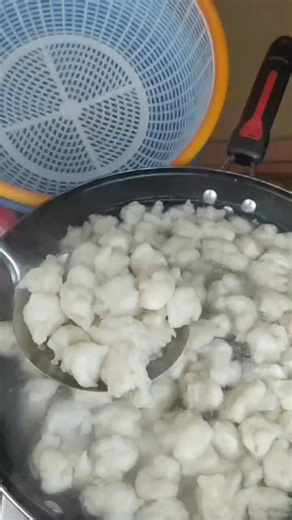 𝗥𝗮𝗵𝗮𝘀𝗶𝗮 𝗧𝗲𝗸𝘄𝗮𝗻 𝗥𝗮𝗸𝘆𝗮𝘁 𝗠𝗲𝗹𝗶𝗺𝗽𝗮𝗵 𝗠𝗼𝗱𝗮𝗹 𝗦𝗲𝗱𝗶𝗸𝗶𝘁, 𝗛𝗮𝘀𝗶𝗹 𝗦𝗲𝗴𝘂𝗻𝘂𝗻𝗴! Kelas Tekwan Rakyat ini dibuat khusus untuk kamu yang ingin produksi banyak dengan biaya hemat, tapi tetap menjaga rasa tekwan yang lembut, gurih, dan enak seperti jualan profesional. Di sini kamu akan belajar cara mengolah 1 kg ikan menjadi hingga 6 kg tekwan, lengkap dengan teknik ngembangin adonan, trik menjaga tekstur tetap kenyal lembut, sampai cara menghitung takaran biar untun