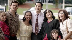 A pesar de todo Jenni tiene siempre el amor y el apoyo de su familia. Estamos viendo Mariposa de Barrio por Telemundo. | Telemundo