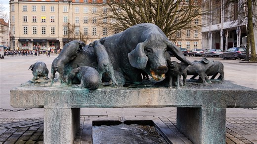 The pig statue that became a landmark