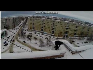 шок мужик упал с крыши!!!!!