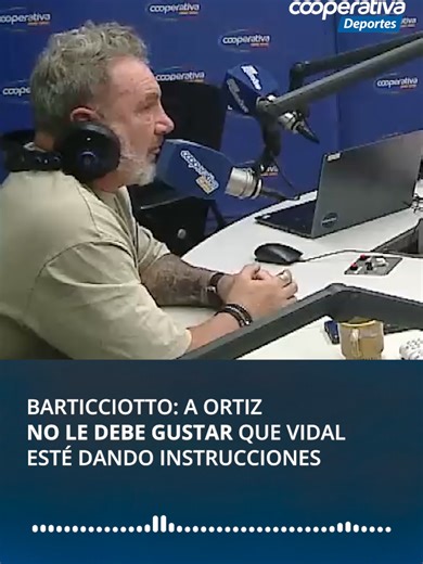 Marcelo #Barticciotto, ídolo de @colocolooficial y comentarista de Cooperativa Deportes, repasó el activo rol que adopta #ArturoVidal en la banca al momento de estar fuera de la cancha y señaló que es necesario un diálogo con #FernandoOrtiz, ya que puede generar un choque de instrucciones y además “hace quedar mal al técnico”.