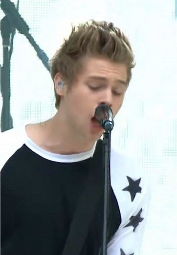 5 Seconds of Summer Concert Cover of Teenage Dream