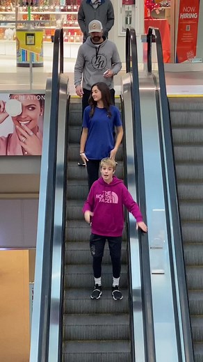 In the mall y’all 💪 #ugurl