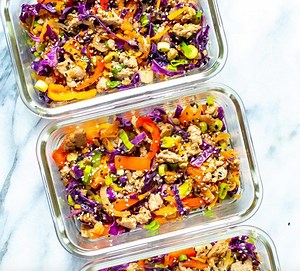 This ground turkey stir fry is the easiest recipe ever! It's low carb too - all you need is ground turkey, bell peppers, carrots and coleslaw mix. It's a great weeknight dinner idea! • About 237 calories/3 freestyle point per serving • PRINT RECIPE>>>https://thegirlonbloor.com/ground-turkey-stir-fry/ | The Girl on Bloor - Healthy, easy recipes for busy people