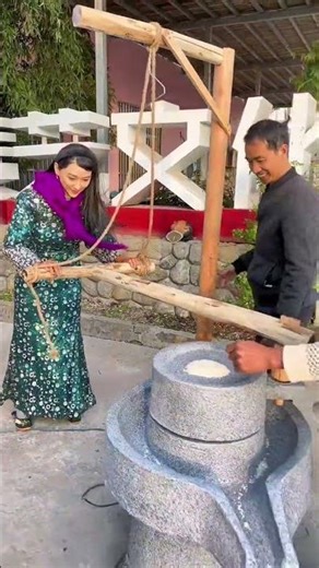 This is a simulation robot called Push Moxi statue wax robot, an intelligent simulation robot to