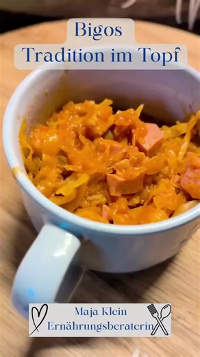 🥘 Rezept: Polnischer Bigos (klassisch & deftig) Zutaten (ca. 10–12 Portionen) 1 kg Weißkohl 1 kg Sauerkraut 1 kg Schweinenacken 1 kg Speck 1 kg Fleischwurst 2 Zwiebeln 2 Tuben Tomatenmark 1,5 Liter Wasser mit selbstgemachter Gemüsebrühe 4–6 Wacholderbeeren 3 Lorbeerblätter Salz & Pfeffer nach Geschmack Zubereitung Weißkohl fein hobeln, Sauerkraut ggf. etwas ausdrücken. Schweinenacken, Speck und Fleischwurst in mundgerechte Stücke schneiden. Zwiebeln fein würfeln. Speck in einem großen Topf ausl