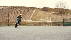 This is the first time I do real no hands circles... 12 years after starting stuntriding! Some shit takes time... | Sarah Lezito