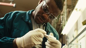 Oberflächenpraktiker:in EBA - Berufsbilder aus der Schweiz - Play SRF