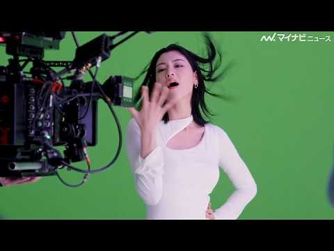 三吉彩花、圧巻スタイルでセクシーな“のりのりダンス” 「湖池屋ストロング」新CM＆メイキング公開