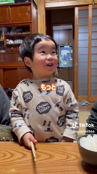 家族の日常：ひいじいちゃんとひ孫の楽しい瞬間