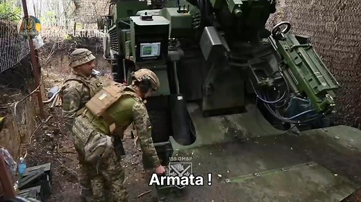 CAESAR, le puissant canon français qui déjoue les assauts sur Pokrovsk Sur les lignes de défense de Pokrovsk, le rugissement d’un CAESAR résonne. Ce canon automoteur de 155 mm, fourni par la France et aujourd’hui au service de la 155e brigade mécanisée, joue un rôle décisif dans la défense du front. Aux commandes de cette arme redoutable se trouve un homme surnommé « le Professeur », un ingénieur de 50 ans, chef d’équipe expérimenté, détenteur de deux diplômes universitaires. Jamais il n’aurait 