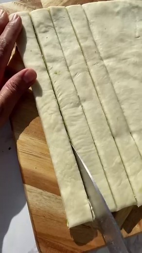 Pesto Puff Pastry Pinwheels🎄✨garlic butter puff pastries rolled with cheese & basil pesto. You all LOVED the Christmas trees from yesterday. This is an easy & quick version (same ingredients) that are just as fun! Let me know if you make this delicious appetizer🙌🏼 •roll out puff pastry sheet over parchment paper •spread pesto evenly on top of the puff pastry •then layer with slices of mozzarella cheese •place 2nd puff pastry on top (can roll with rolling pin) •with a knife, cut the puff pastr