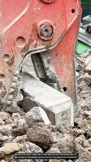 巨大な顎がコンクリートを噛み砕く！解体現場における油圧クラッシャー稼働現場 #worker #process #machinery #engineering #construction
