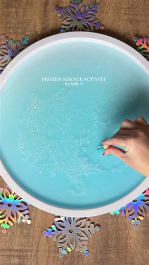 Sarah Elizabeth on Instagram: "FROZEN MAGIC ❄️ such a fun winter science activity for kids! follow + comment “FROZEN” for tray 🔗 ✨ mix water + blue food coloring to the tray ✨ sprinkle baby powder over the water to make “ice” ✨ dip Elsa into dish soap and drop her in ✨ watch the magic happen as the “ice” moves ❄️ . . . . #scienceforkids #winteractivities #scienceexperiments #kidactivities stemforkids toddler activities winter fun"