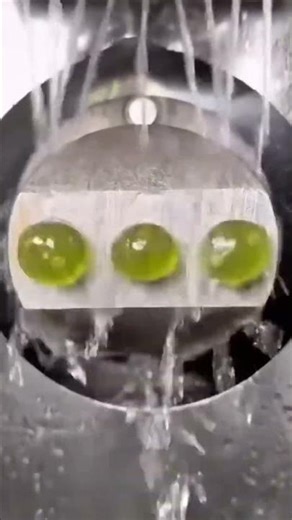 The process of making jelly uses sophisticated machines in the factory.