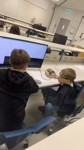 MYPB visited Teknologidagene at USN this week and got to try programming robots to draw figures and also experiment with pneumatic controlles to make a crane move! 🤖 #kongsberginternationalschool #kongsberg #ibschool #ibpyp #teknologidagene #universitetetisørøstnorge #usnkongsberg | Kongsberg International School