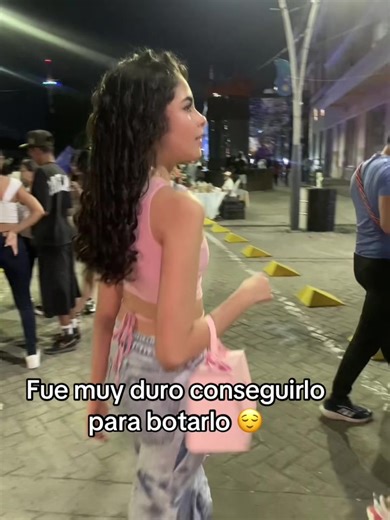 Que mi bolsito de @Bloomshell cosmetics es una caja, que porque ando con ella? Pero si es la caja más cute y no saben todo lo que hizo mi mamá para conseguirla