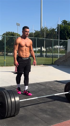 Most people only show up when the lights are on. But real progress happens in silence.. when no one’s watching, no one’s clapping, and no one even knows what you’re building. Choosing the harder path, doing the work that no one sees. It’s uncomfortable, and that’s exactly why it works. Being different isn’t a weakness. It’s the whole point. Because the results you’re chasing aren’t found where everyone else stops. Anyone can turn up when it’s easy. Few can stay consistent when it’s not. Do the h