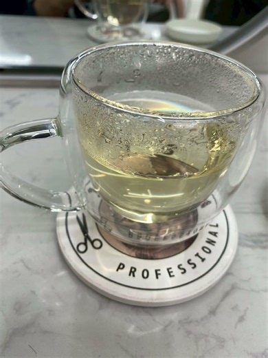1997's Hair Salon，洗髮300元，還不錯，很會洗，有養一隻可愛小貓