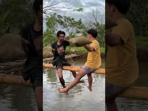 pillow fight sa pond #MatthewRosa