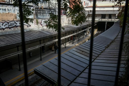 Τραγική η κατάσταση στον ΗΣΑΠ Μοναστηράκι - Διαρκής κίνδυνος για τους πολίτες με ετοιμόρροπο στέγαστρο | Το Κουτί της Πανδώρας