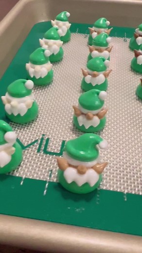 Christmas Elf Meringues: A Step-by-Step Guide