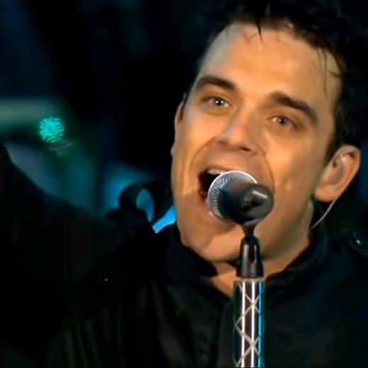 'Feel' | Robbie Williams | The Knebworth Festival, England | 2003