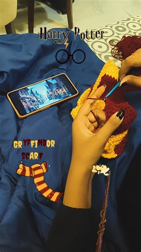 मिष्टी दोई 🤺 on Instagram: "Gryffindor scarf in process 🧹🦉 #yarn #instagram #reels #explore #fypageeً #reelsindia #harrypotter #gryffindor #scarf #winter #crochetaddict #crocheting #crochet"