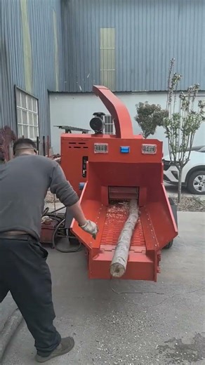 High-Efficiency Mobile Wood Chipper: Turning Tree Logs into Wood Chips in Seconds