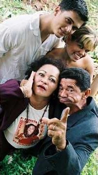 Charlene and Panelada, characters from AI QUE VIDA, pay tribute to the eternal Zé Leitão.