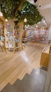 A super stylish internet cafe/manga cafe! A must-see for those who want to stay cheaply on a budget!