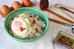 Sinangag, la popular receta de arroz filipino, con ajo y huevo que ellos toman para desayunar y nosotros haríamos para cenar