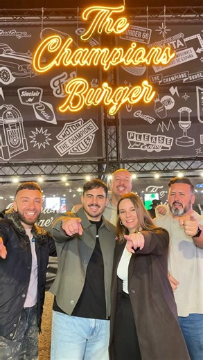 Carol & Adri | Gran Canaria a tu gusto on Instagram: "🚨Si pensabas que ya habías visto hamburguesas bestias… esto es otra liga. Sabor, creatividad y puro espectáculo en @thechampionsburger en Las Palmas de Gran Canaria. Nuestra ruta burger fue esta 👇 🍔 La Gamberra VIP (@streetfood_burger) – Doritos Bits, fat smash, pulled pork y salsa gamberra con bacon caramelizado. Crujiente y adictiva. 🥇 Top 1 (@dak_burger) – Chuletón smash, Black Angus deshilachado, cheddar rojo y sweet bacon. Potente y