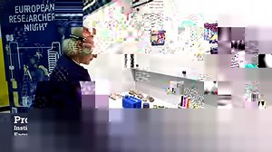 Primul experiment ne arată reacția sodiului cu apa în prezența indicatorului fenolftaleină. Apa cu fenolftaleină este o soluție incoloră, care se colorează în roz dupa ce se obține hidroxidul de sodiu, care mărește pH-ul soluției. Sodiul reacționează cu apa și formeaza hidrogen și hidroxid de sodiu. Cel de-al doilea experiment ne prezintă iodul, care este o substanță solidă, de culoare gri, la temperatura camerei, iar după ce este încălzit se transformă direct în gaz, vaporii de iod fiind de cul