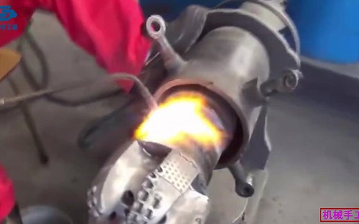 PDC钻头生产过程，可以轻松钻穿十级硬度的岩层